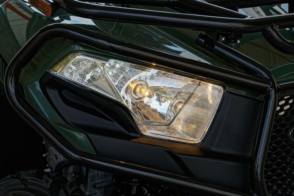 osłona wlotu powietrza nawiązuje teraz wyglądem do większych wersji mxu. przedni bumper w standardzie.