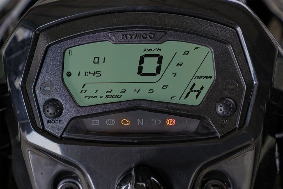 zupełnie nowa deska rozdzielcza z ledowym podświetleniem – pokazuje najważniejsze informacje prędkość  poziom paliwa  przebieg  godzinę  napięcie  światła  ostrzeżenie o niskim poziomie płynu hamulcowego.